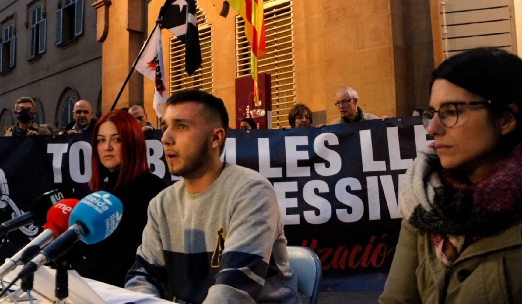 Sònia, Adam Camon i Alícia Monterroso en una presentació de la Plataforma Antirepressiva de Ponent