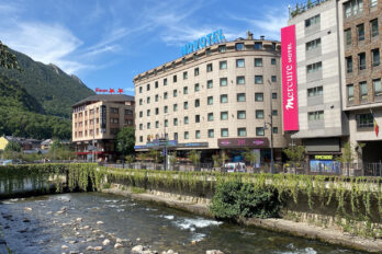 Uns quants establiments hotelers d'Andorra la Vella (fotografia: ACN/Albert Lijarcio).