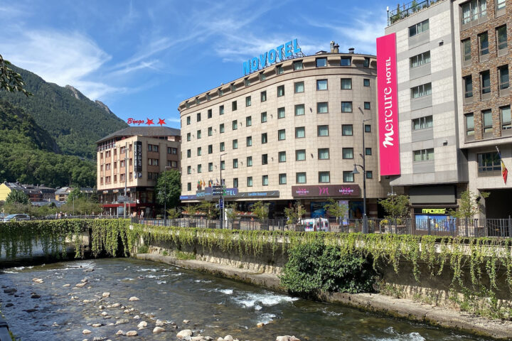 Uns quants establiments hotelers d'Andorra la Vella (fotografia: ACN/Albert Lijarcio).
