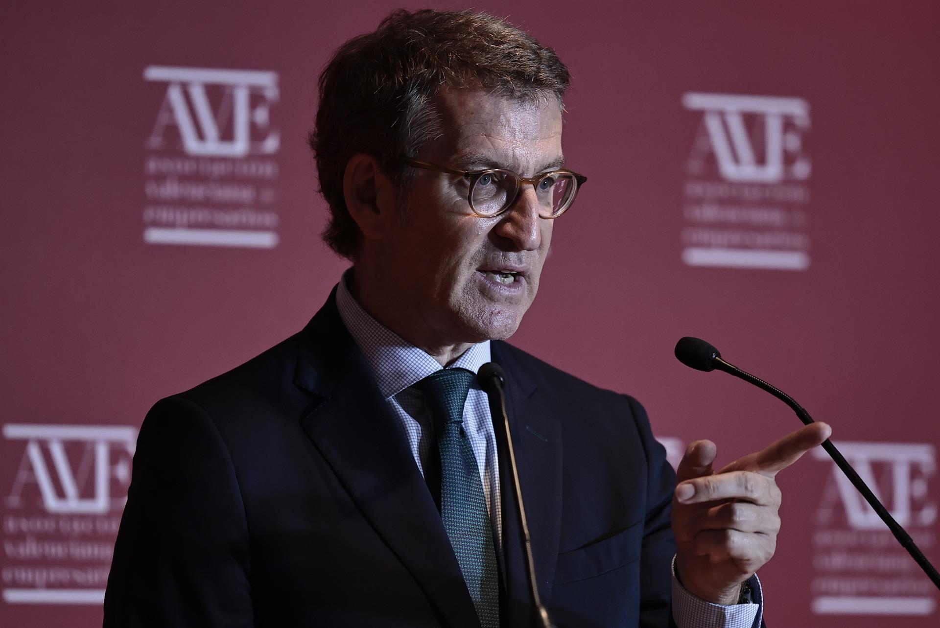 Alberto Núñez Feijóo durant la reunió ahir amb l'Associació Valenciana d'Empresaris. (Fotografia de Biel Alino)