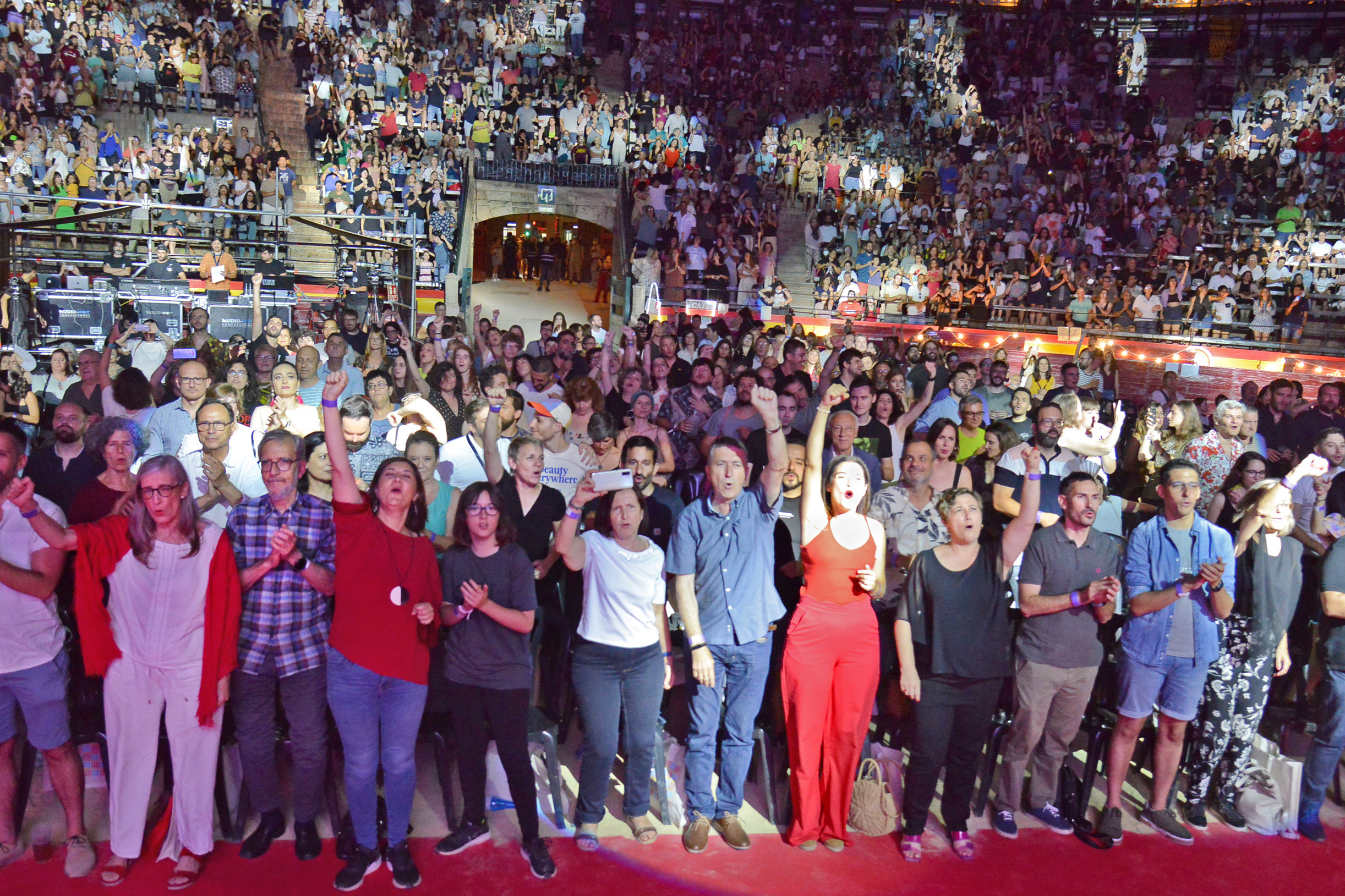 Un moment del concert de dissabte amb Joan Sifre, Rosa Pérez Garijo, Rafael Climent, Mireia Mollà i Raquel Tamarit a la primera fila i Vicent Soler, Papi Robres i Vicent Marzà a la segona. Fotografia: Prats i Camps