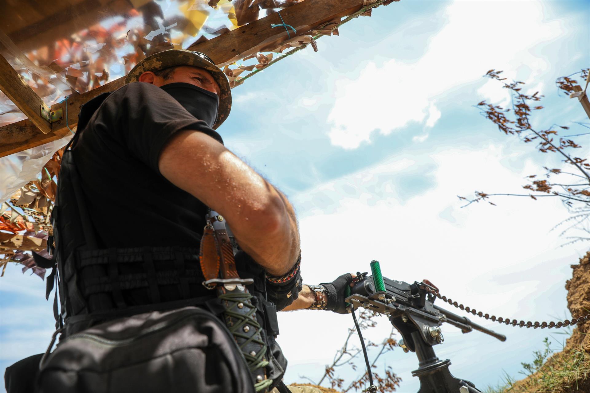 Soldat ucraïnès a les trinxeres prop d'Odesa, Ucraïna, el 28 de juny de 2022. Fotografia: EFE/EPA/Leszek Szymanski