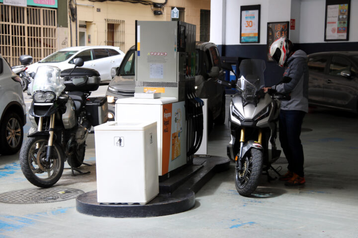 Un conductor posant combustible a una gasolinera de Barcelona (Fotografia: Albert Cadanet / Jordi Bataller)