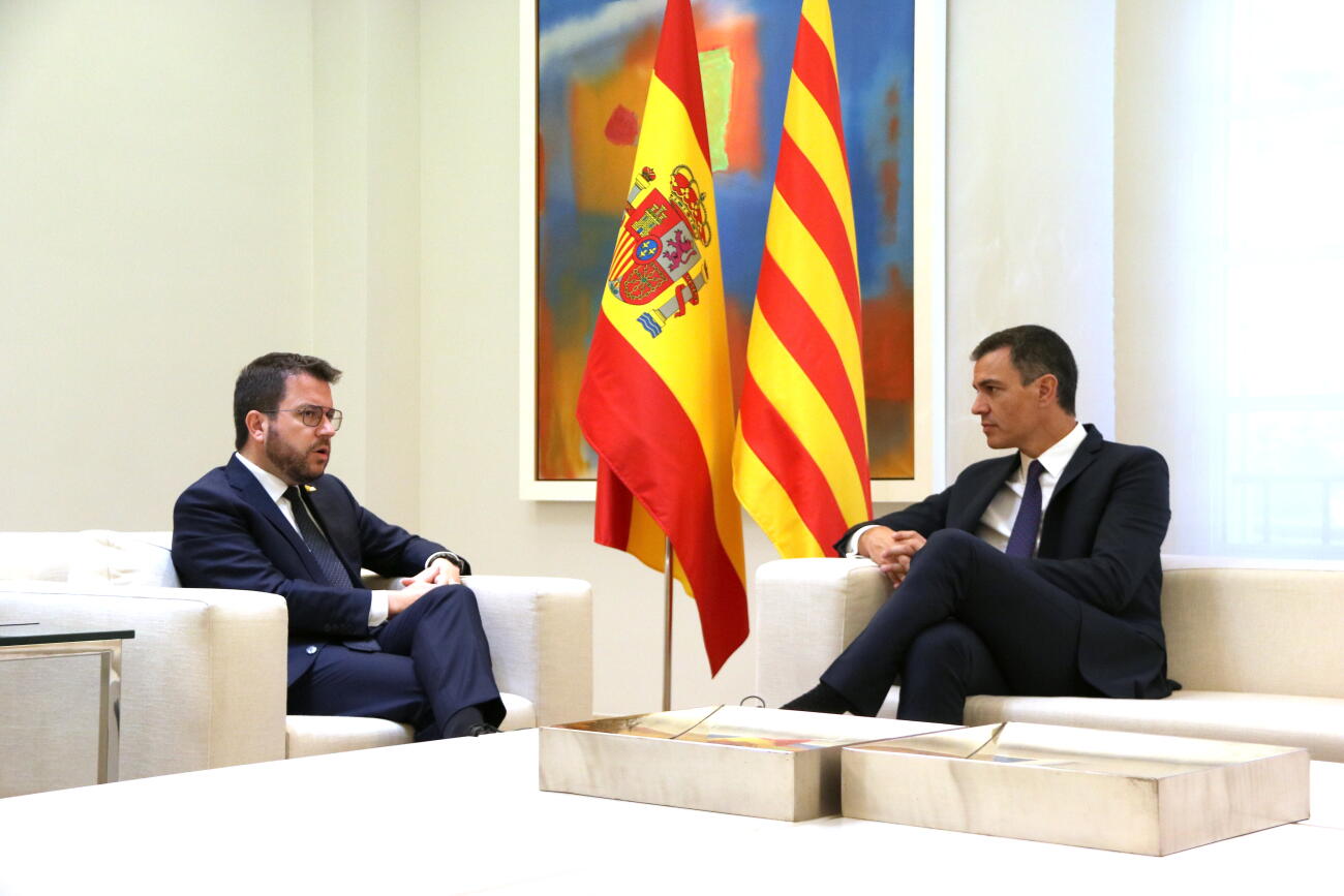 Imatge d'arxiu del president Pere Aragonès i Pedro Sánchez conversant a l'inici de la reunió al Palau de la Moncloa