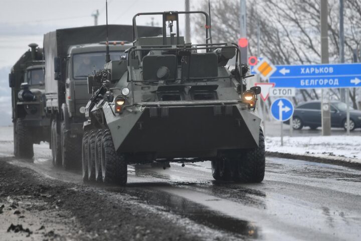 Imatge d'arxiu d'un vehicle blindat que es desplaça per una carretera prop de la frontera amb Ucraïna a la regió de Belgorod, Rússia. Fotografia: Mikhail Voskresenskiy / Sputnik