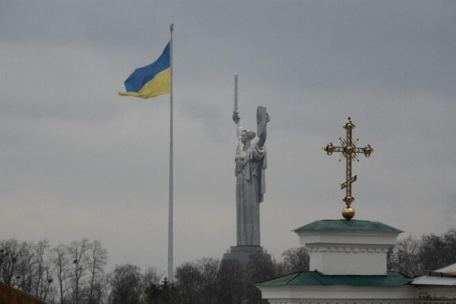 La bandera d’Ucraïna torna a onejar a l’illa de les Serps