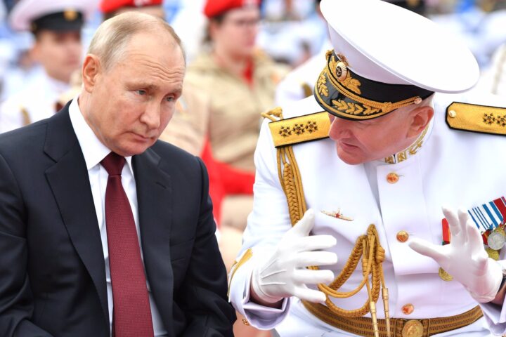 Vladímir Putin i el comandant de la Marina russa, Nikolai Yevmenov.