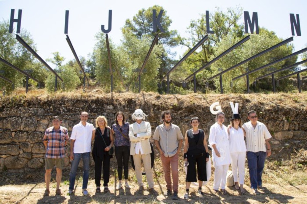 La vinya dels artistes amb la peça a partir del 'Poema de l'home' de Guillem Viladot.