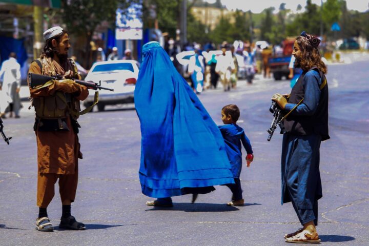 Una dona fotografia ahir a Kabul, passant per davant un control dels talibans. (Fotografia: EFE/EPA/Stringer)