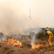 “Hi ha moments que plore i uns altres que estic rabiós”: l’estremidor relat dels desallotjats pels incendis del País Valencià