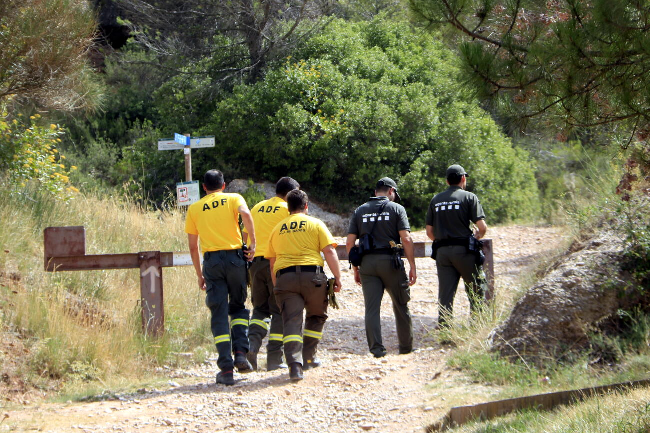 Agents Rurals i ADF entrant pel Coll de Can Maçana, un dels accessos al Parc Natural de la Muntanya de Montserrat (fotografia: ACN).