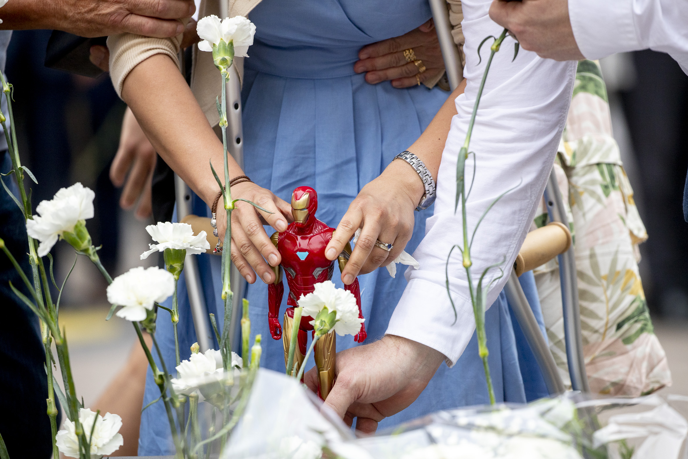 La mare de Julian Codman, el nen australià mort en l'atemptat, ha dipositat un ninot de joguina enmig dels clavells blancs. Fotografia: Albert Salamé