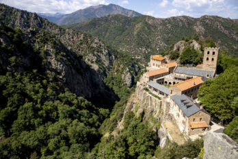 Vista de l'abadia de Sant Martí del Canigó (fotografia: Albert Salamé).