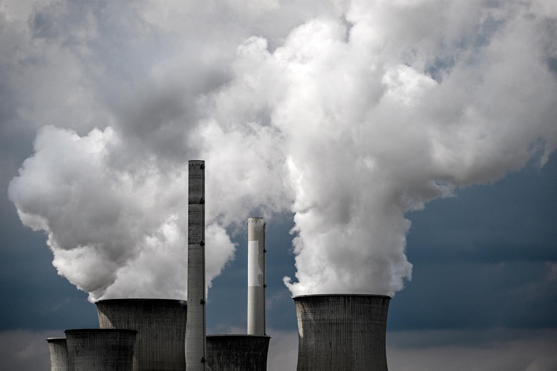 Una central de carbó crema a Grevenbroich (Renània del Nord-Westfàlia). Fotografia: Sascha Steinbach/EFE.