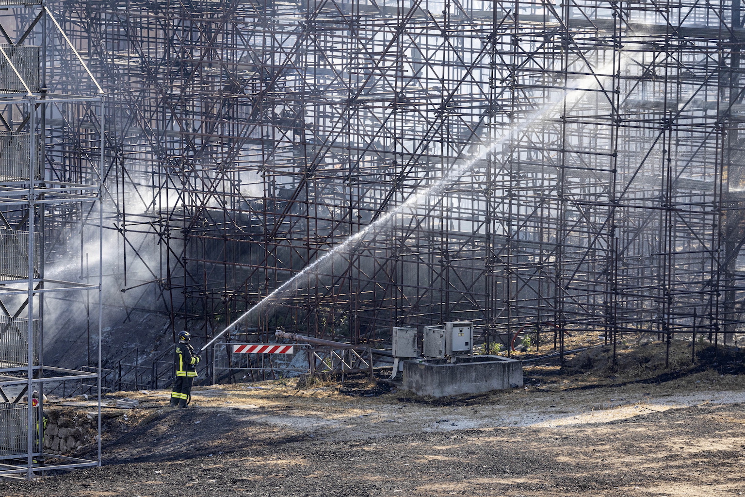 Un bomber treballant durant l'incendi (Fotografia: EFE)