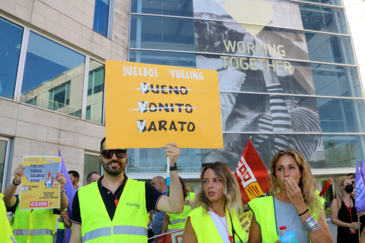 Tripulants de cabins de Vueling protestant davant de la seu de la companyia, al Prat del Llobregat (Fotografia: Gemma Sánchez / ACN)