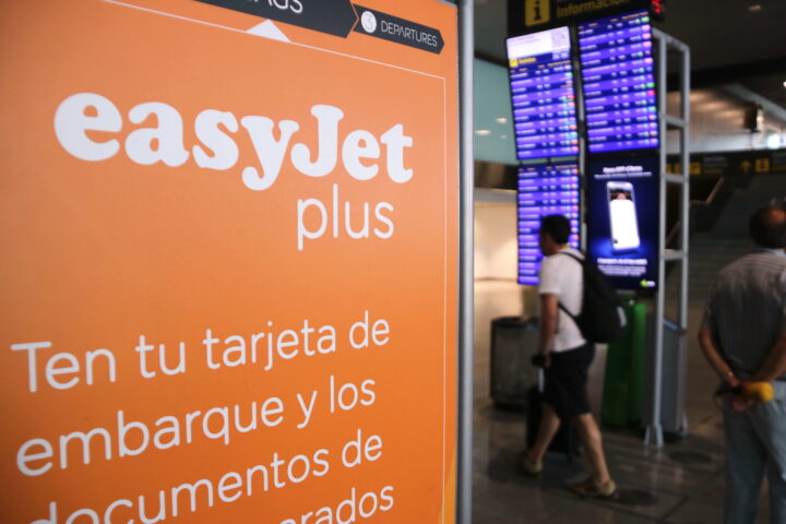 Un panell d'Easyjet a l'aeroport de Barcelona (Fotografia: Miquel Vera/ACN)