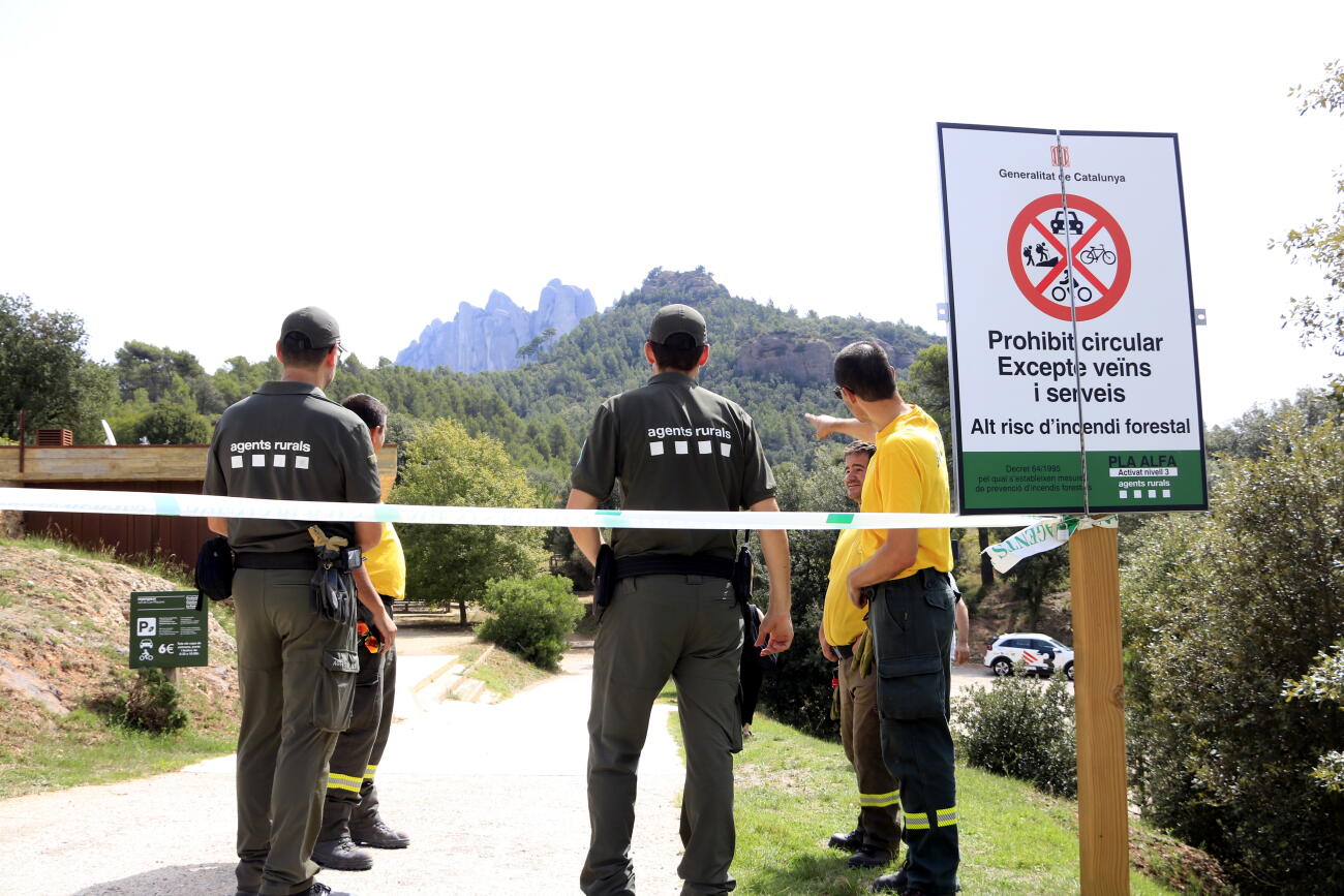 Agents rurals i ADF al coll de can Maçana, un dels accessos al Parc Natural de la Muntanya de Montserrat, tancat per l'elevat risc d'incendi.