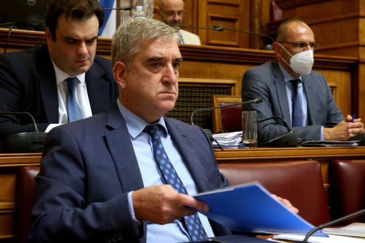 L'ex-cap dels serveis d'intel·ligència grecs, Panagiotis Kontoleon, abans d'informar de l'espionatge al parlament.
