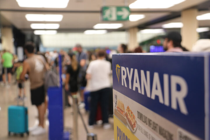 Viatger de Ryanair ahir a l'aeroport de Barcelona (Fotografia: ACN/Miquel Vera)