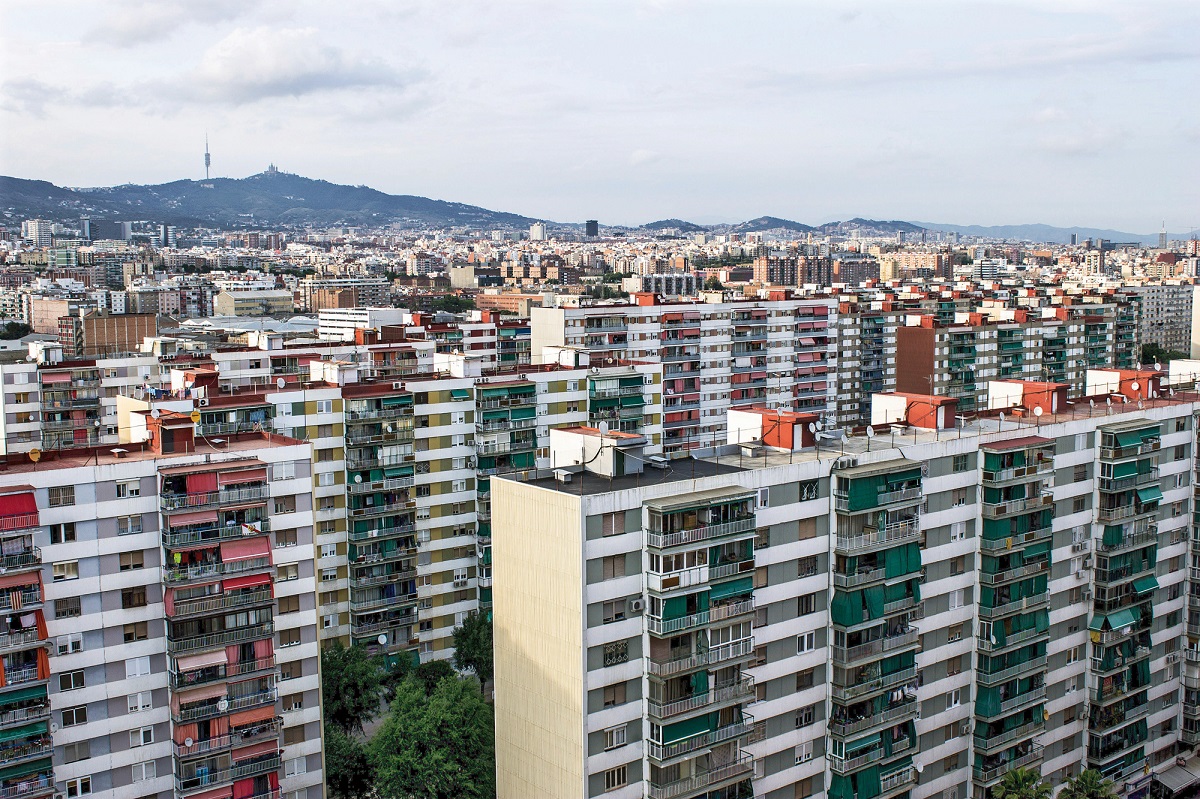Vista aèria dels edificis del barri de Bellvitge amb vistes al Tibidabo.