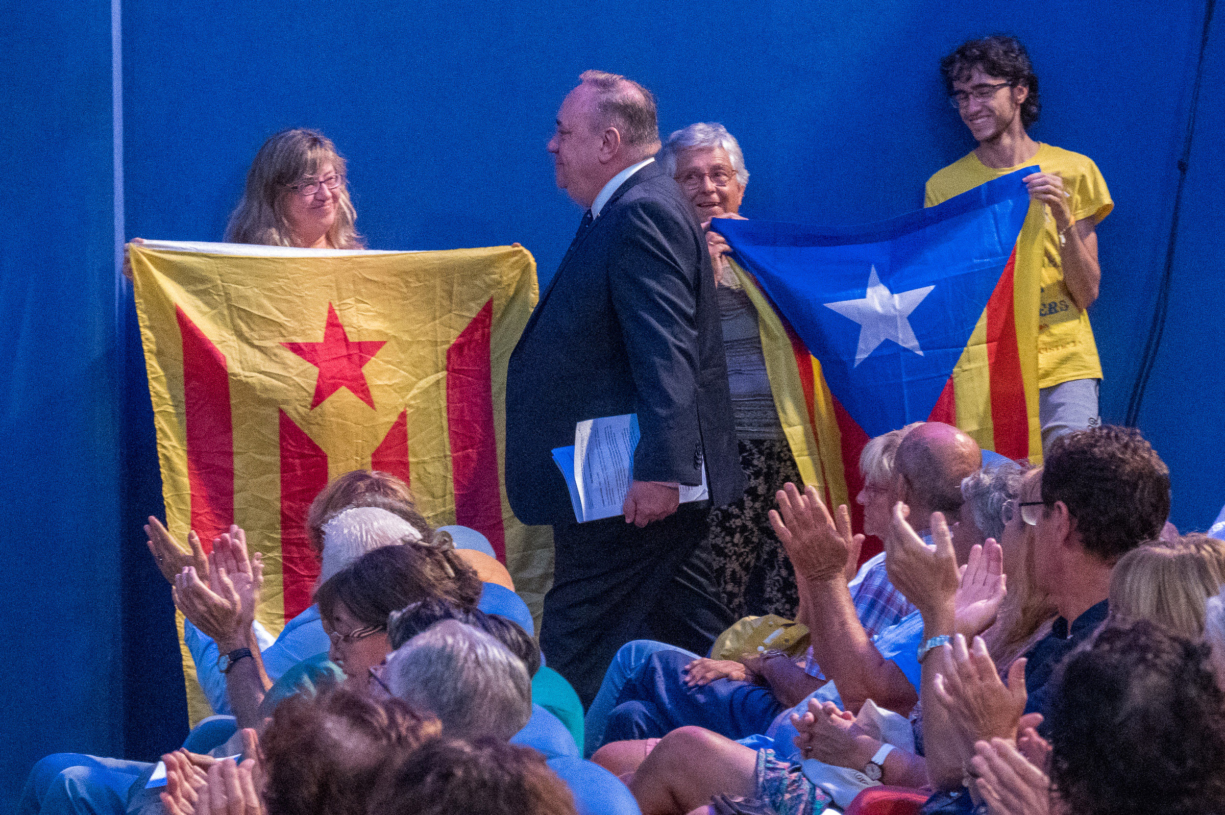 Alex Salmond passa per davant de dos assistents que aguanten estelades. Fotografia: UCE.