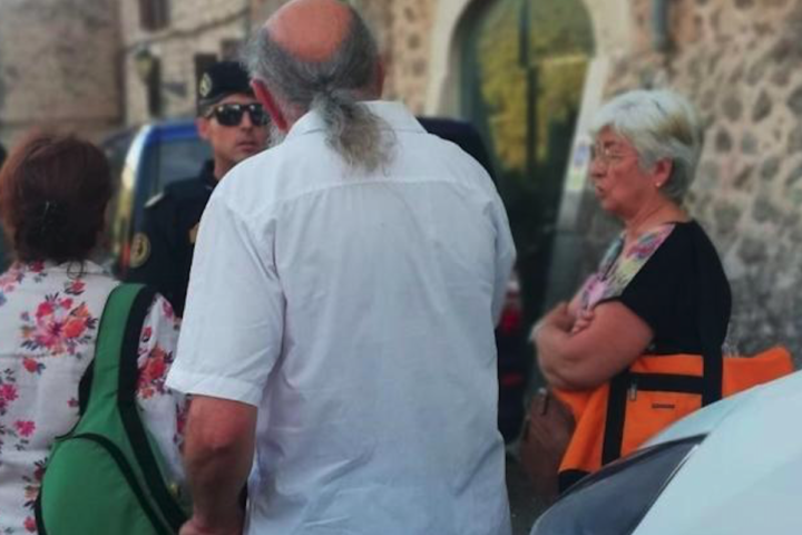 Agents de la Guàrdia Civil impedint la protesta contra la visita de Felipe VI a la Cartoixa de Valldemossa (Fotografia: Diari de Balears)