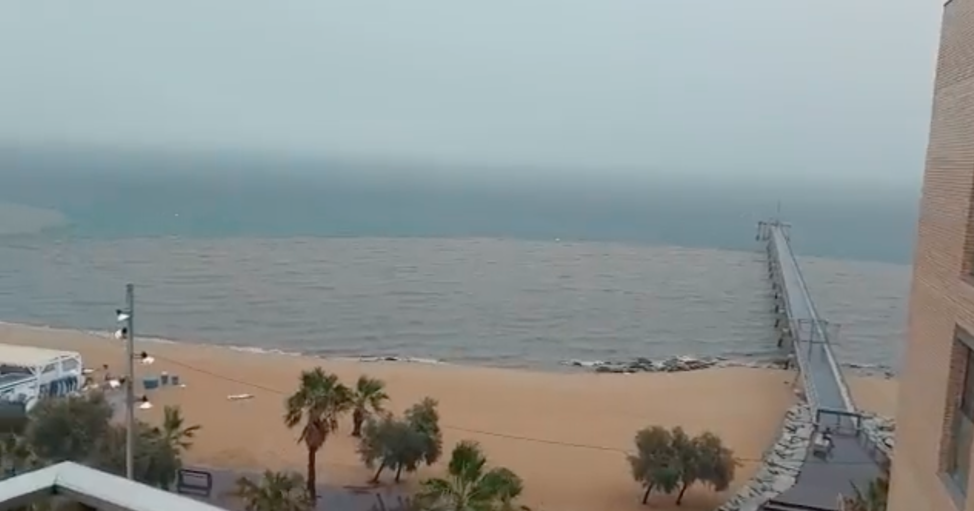 La platja de Badalona durant la tempesta d'ahir (fotografia: Eloy Campos).