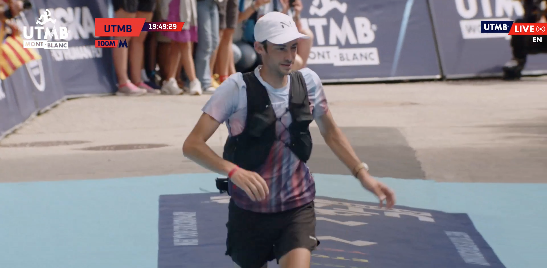 Jornet saluda el públic a la línia de meta (fotografia: UTMB Mont-blanc/Twitter).