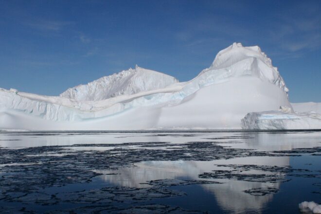 L’escalfament de les aigües amenacen la capa de gel de l’Antàrtida oriental
