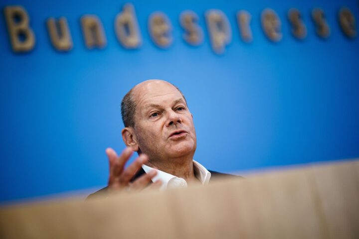 El canceller alemany Olaf Scholz durant la tradicional conferència de premsa d'estiu. Fotografia: EFE/EPA/Clemens Bilan