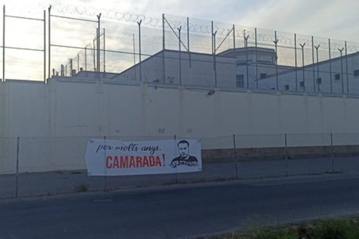 Una pancarta a l'entrada de la presó de Ponent (fotografia: @entirepre_pon).