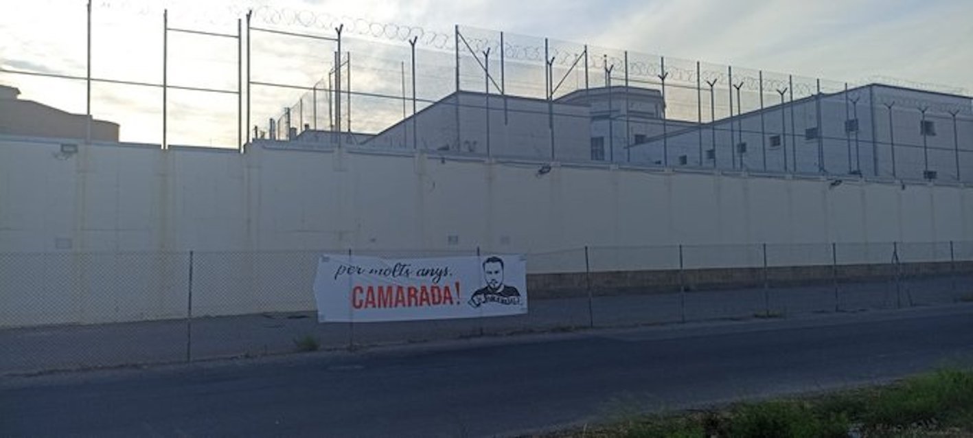 Una pancarta a l'entrada de la presó de Ponent (fotografia: @entirepre_pon).