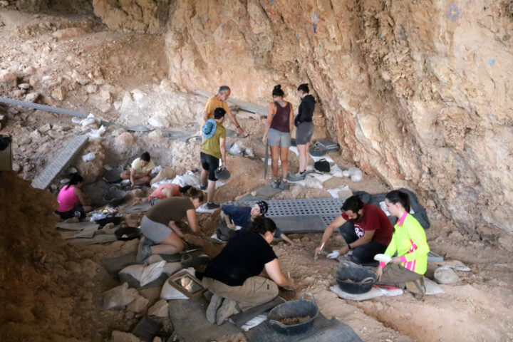 Arqueòleg excavant al jaciment de la Roca dels Bous, a Sant Llorenç de Montgai (fotografia: Salvador Miret/ACN)