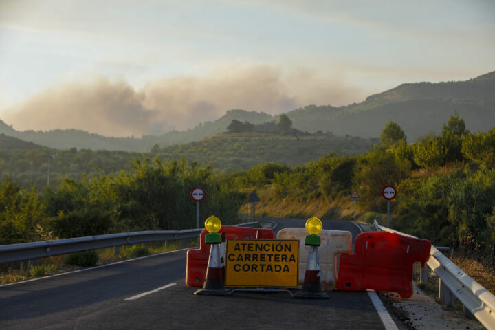 La carretera CV-712, que uneix la Vall d'Ebo i Pego, s'ha tallat per culpa del foc. Fotografia: EFE/ Natxo Frances