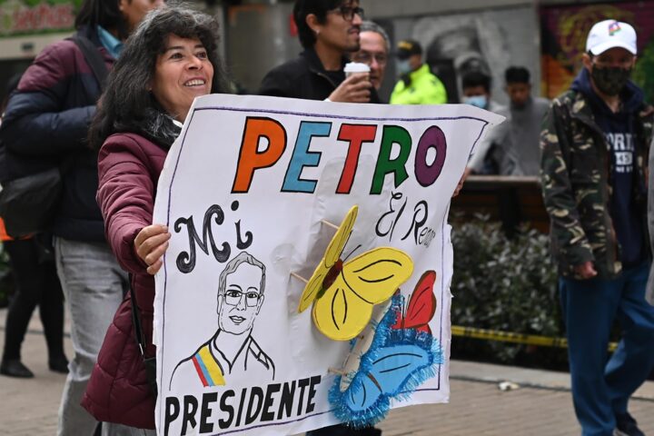 Una dona s'acosta a la plaça Bolívar de Bogotà, ahir, a celebrar la presa de possessió de Petro (fotografia: Natalia Pedraza).