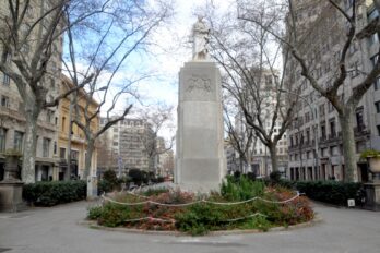 Monument a Güell Ferrer, situat a Barcelona, a la Gran Via de les Corts Catalanes amb Rambla de Catalunya