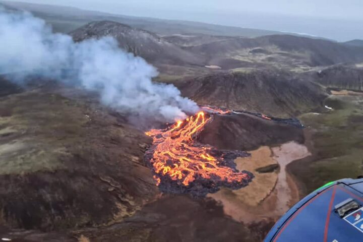 L'erupció del volcà (fotografia: Departament de Protecció Civil d'islàndia)