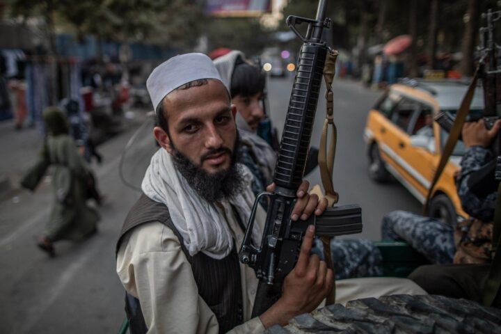 Membres de les forces de seguretat dels talibans en una patrulla a la capital de l'Afganistan, Kàbul (fotografia: Oliver Weiken).