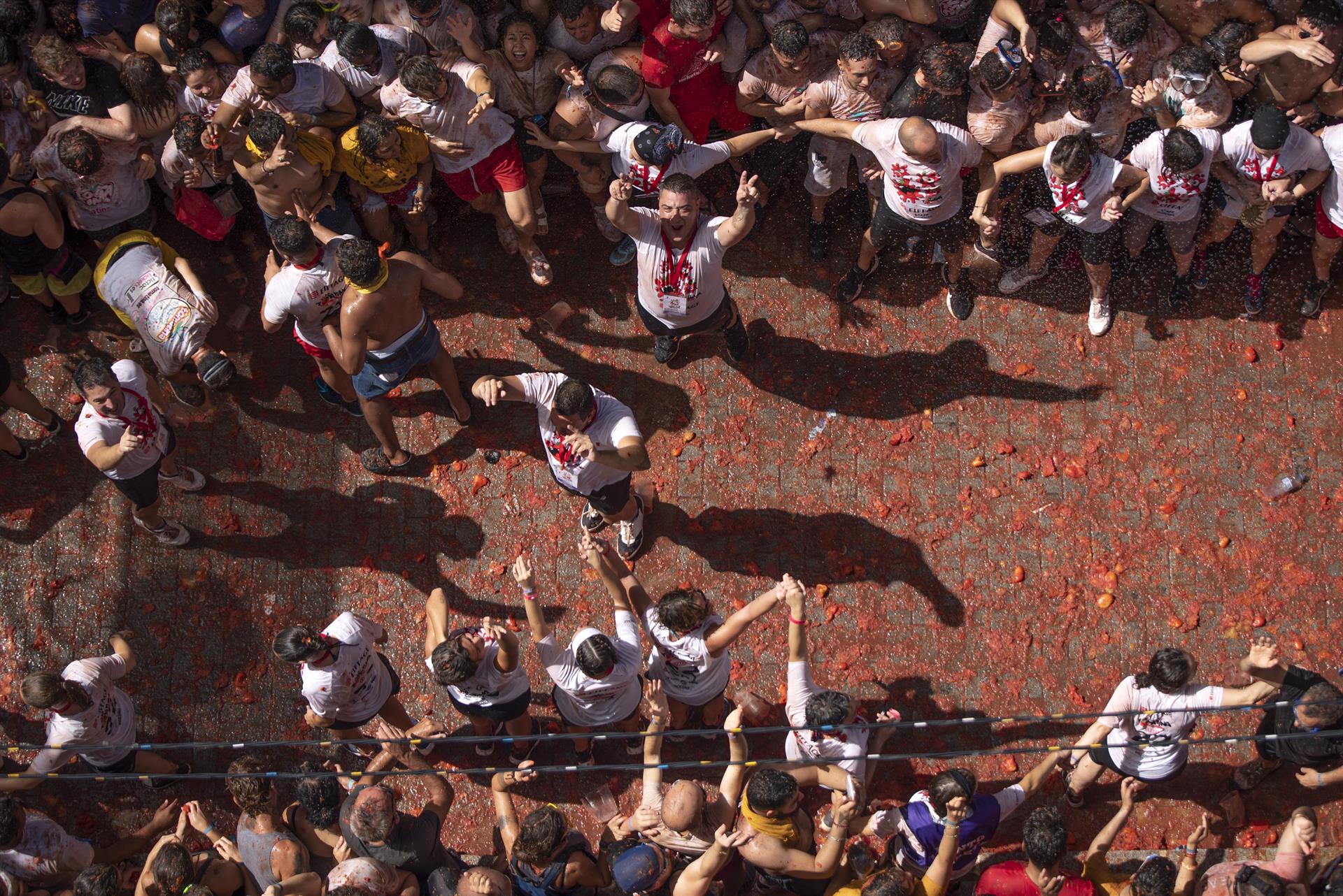 Pla picat de diferents persones durant la Tomatina (fotografia: Jorge Gil / Europa Press)