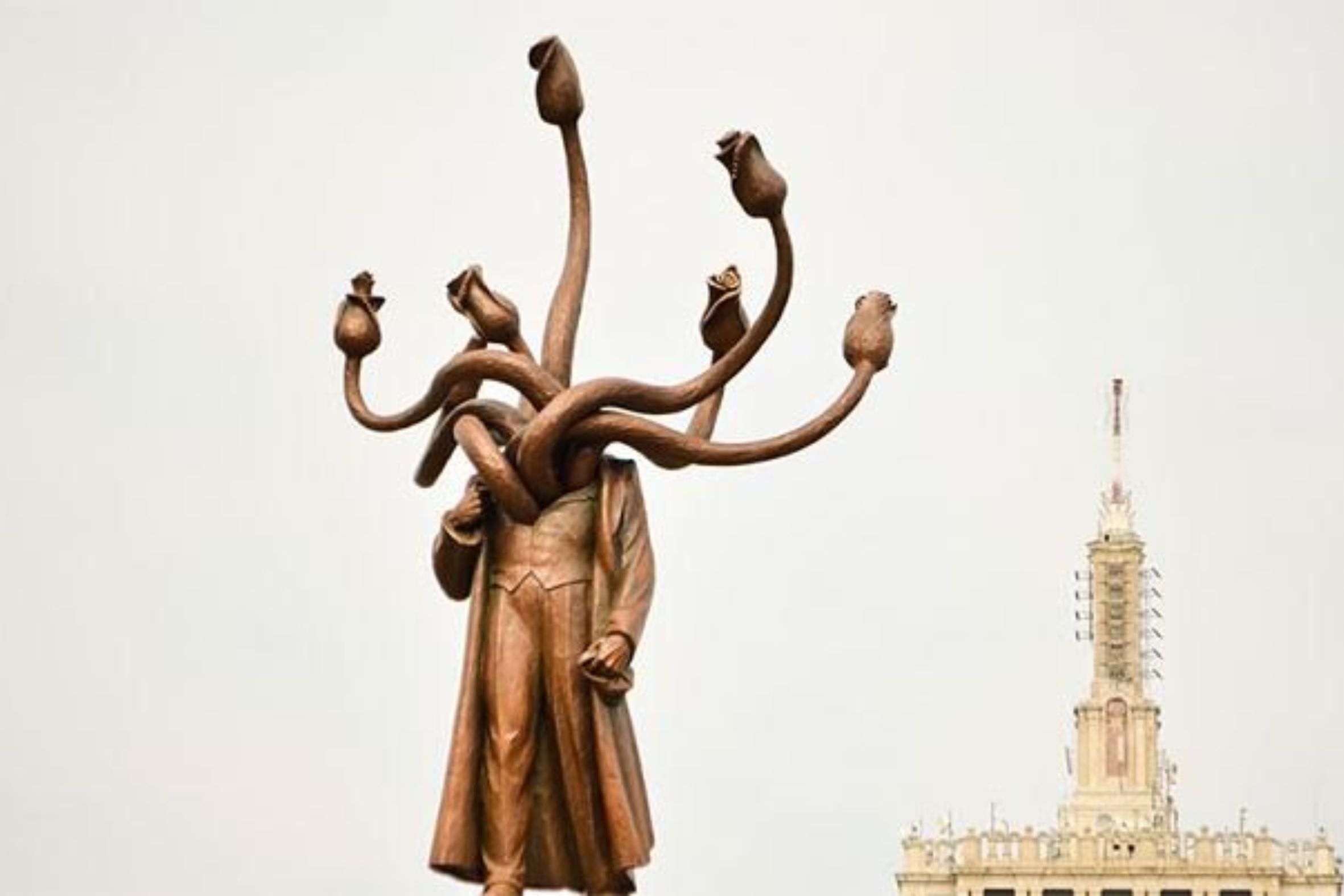 Lenin amb el cap d’Hidra a Bucarest, de l’artista romanès Costin Ionita.