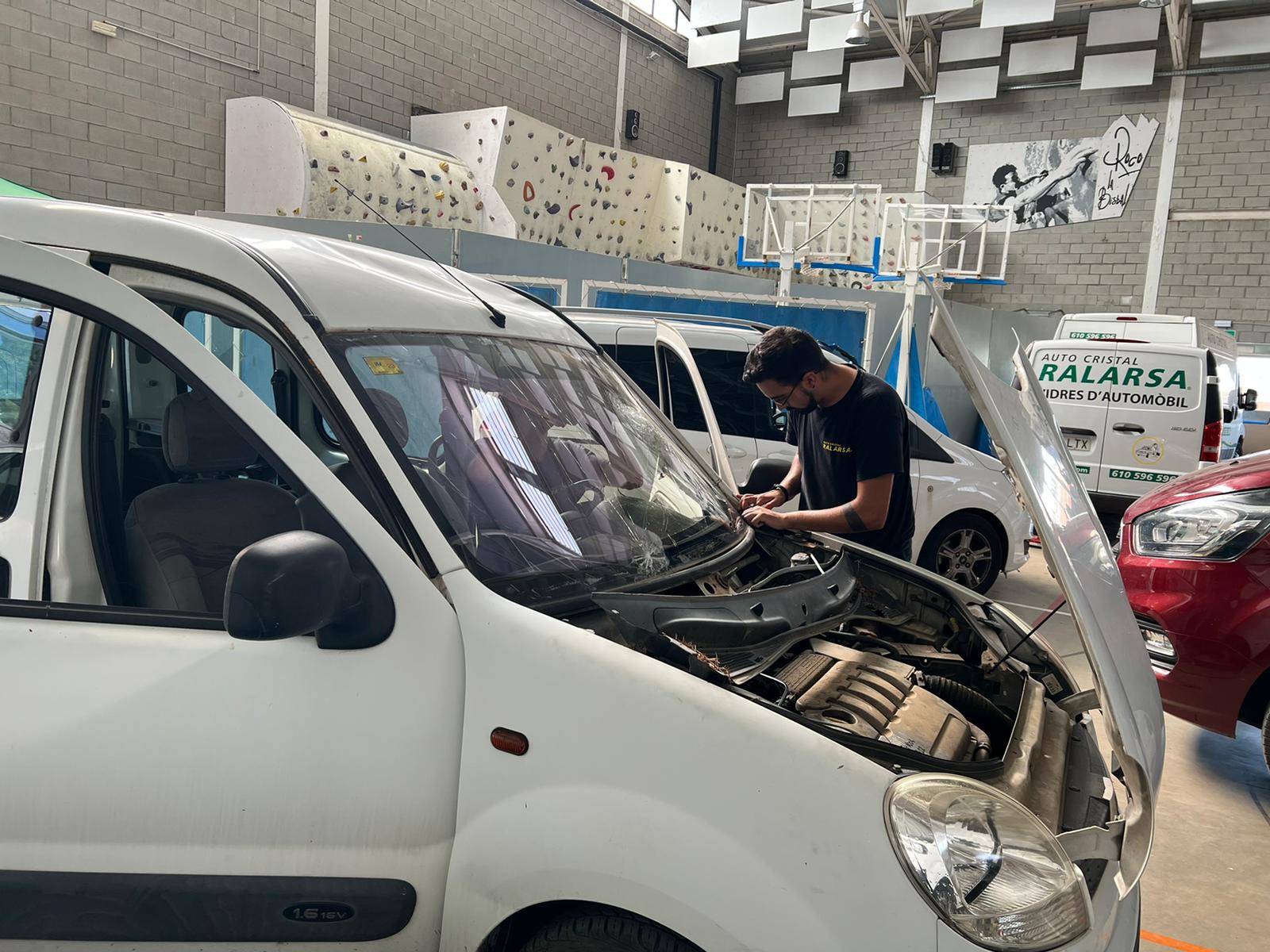 Un operari treballa en la reparació d'un parabrisa (fotografia: Ralarsa)