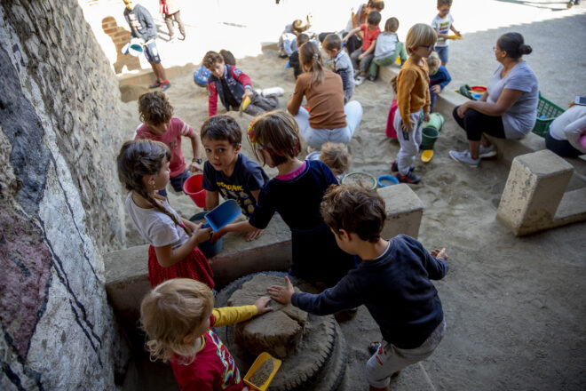 Mans i mànigues per a educar en català: una angoixa que creix entre les famílies