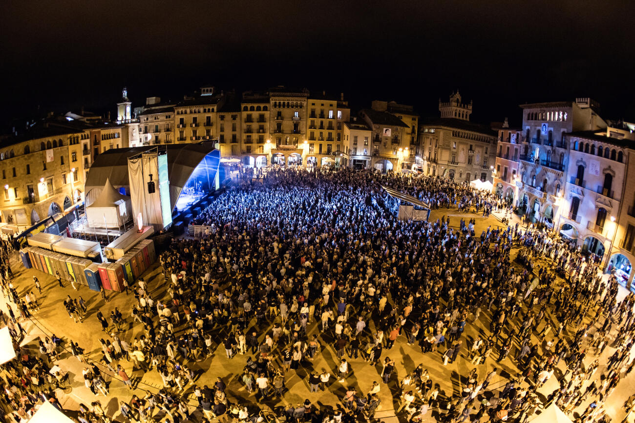 Plaça Major de Vic plena de públic durant el concert de Blaumut dins el Mercat de Musica Viva de Vic 2022 (fotografia: ACN).