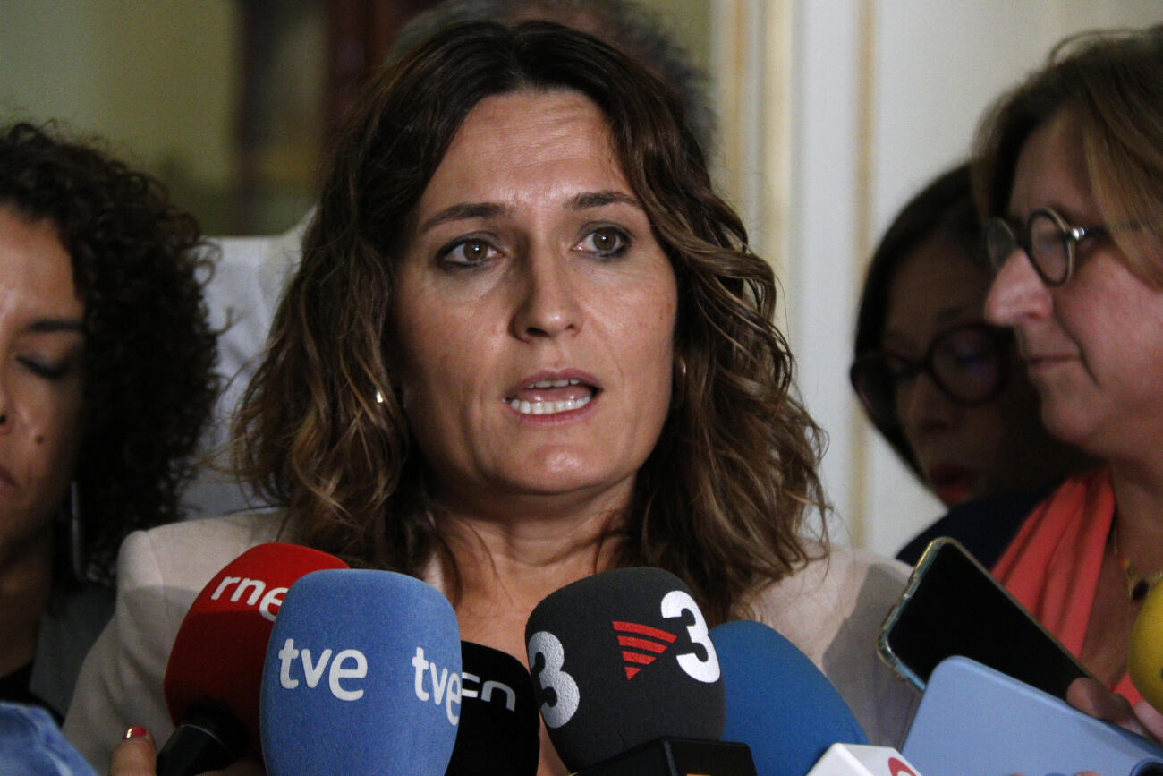 La consellera de la Presidència, Laura Vilagrà, en una atenció als mitjans al Palau Reial de Pedralbes