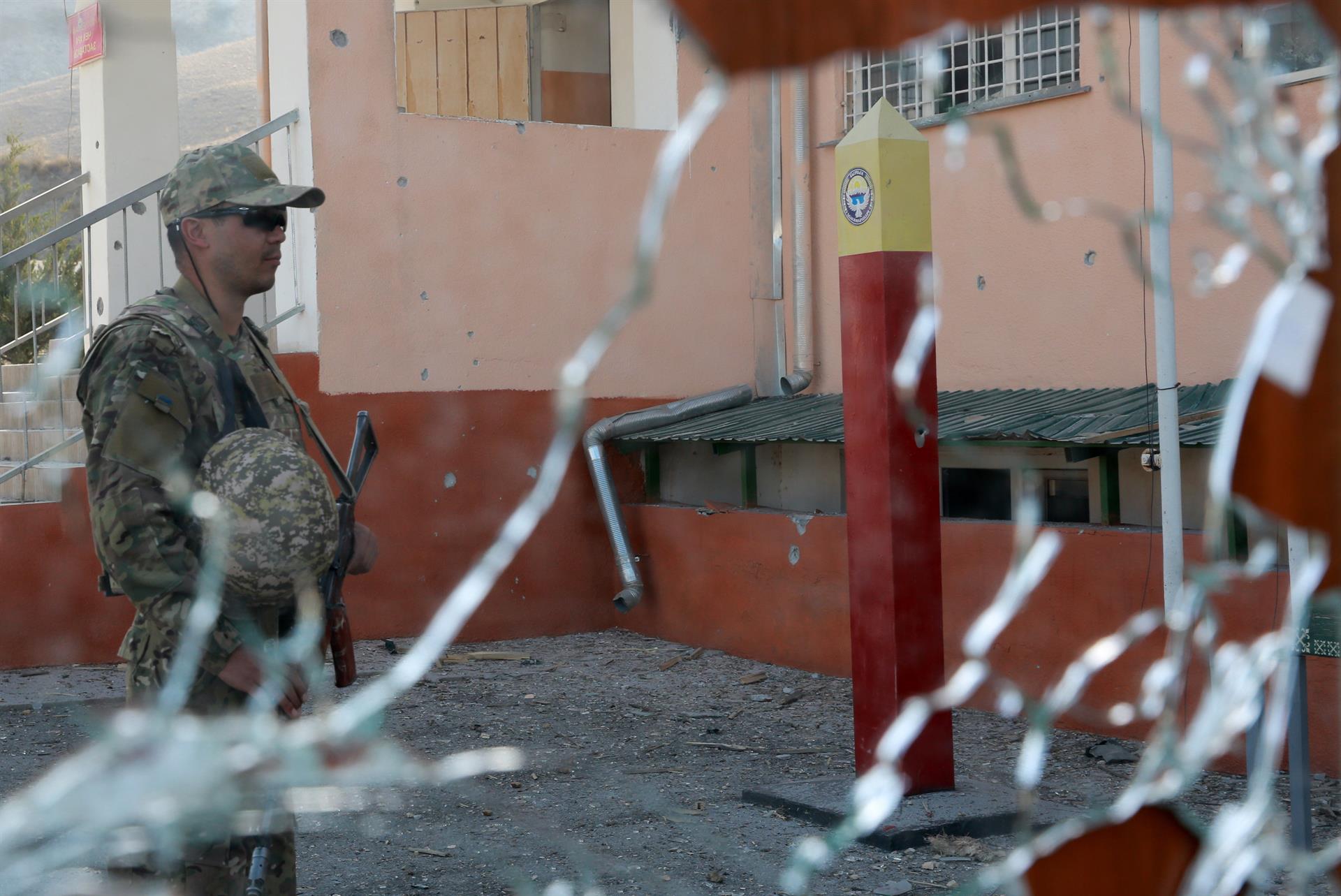 Un soldat quirguís patrulla a Min-Bulak. (Fotografia d'Igor Kovalenko)