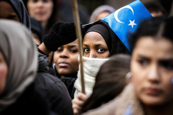 Manifestació a Amsterdam de refugiats uigurs en protesta per la situació al Xinjiang o el Turquestan Oriental (fotografia: Remko De Waal).