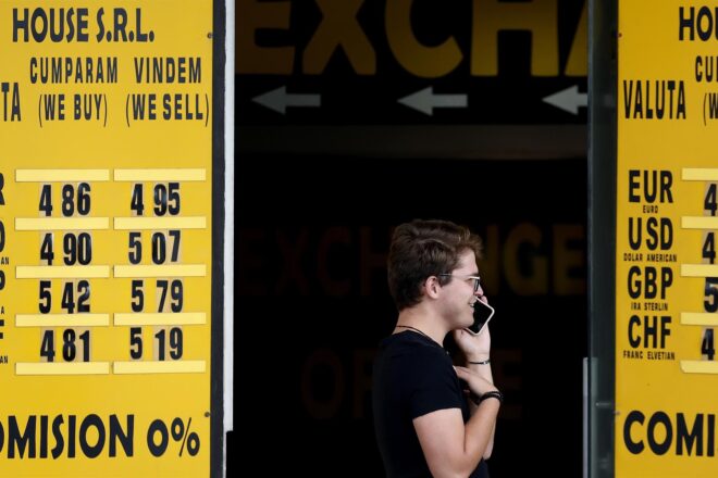 L’euro continua enfonsant-se i s’acosta a 0,97 dòlars