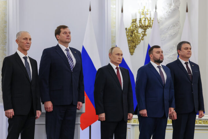 D’esquerra a dreta: Vladímir Saldo, Ievhen Balitski, Vladímir Putin, Leonid Pasetxnik i Denis Puxilin. Fotografia: Mikhaïl Metzel/Sputnik/Efe.