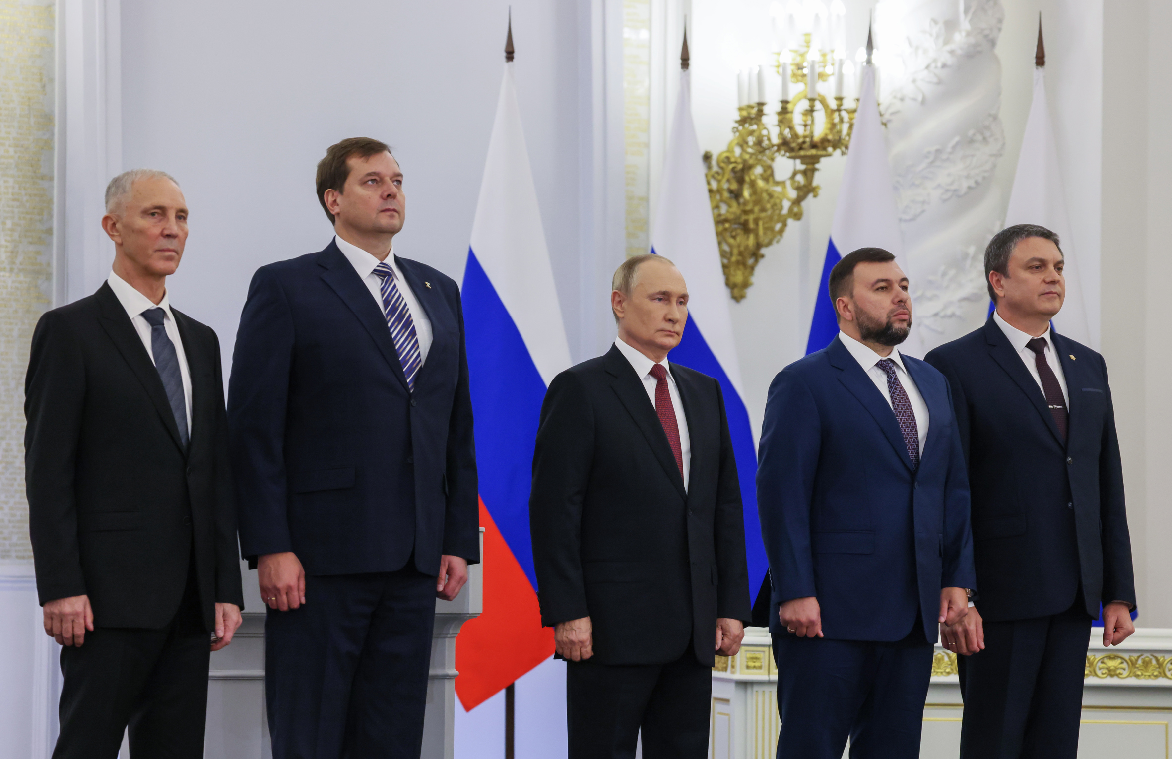 D’esquerra a dreta: Vladímir Saldo, Ievhen Balitski, Vladímir Putin, Leonid Pasetxnik i Denis Puxilin. Fotografia: Mikhaïl Metzel/Sputnik/Efe.